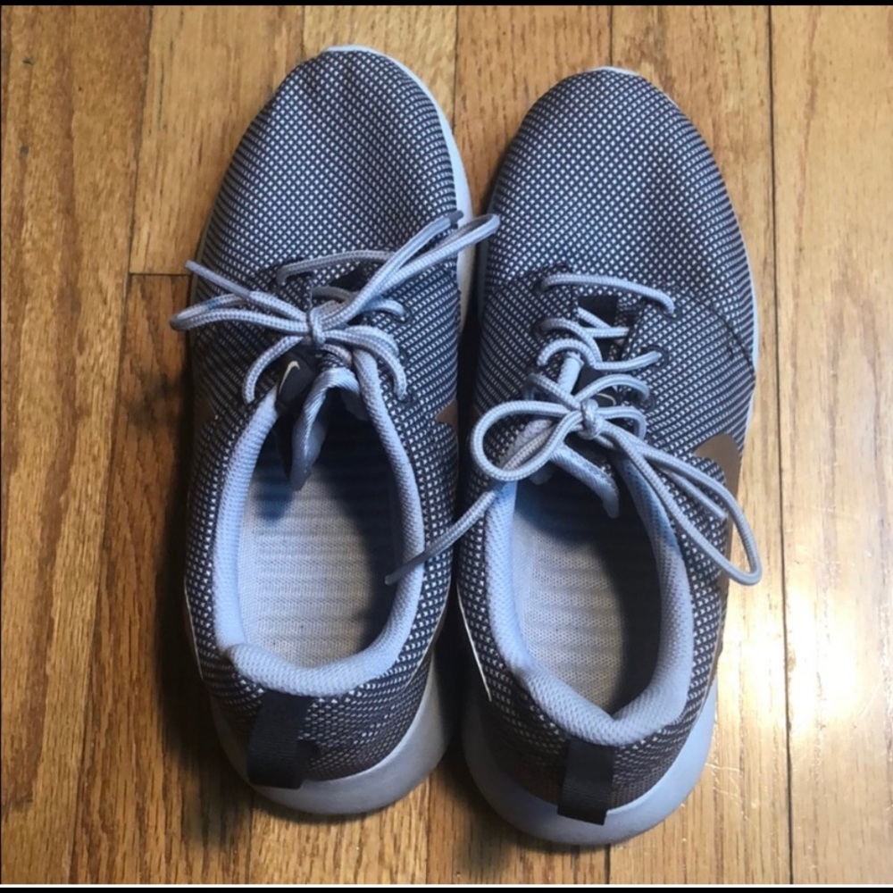 Nike Roche Sneakers - Picture 3 of 3